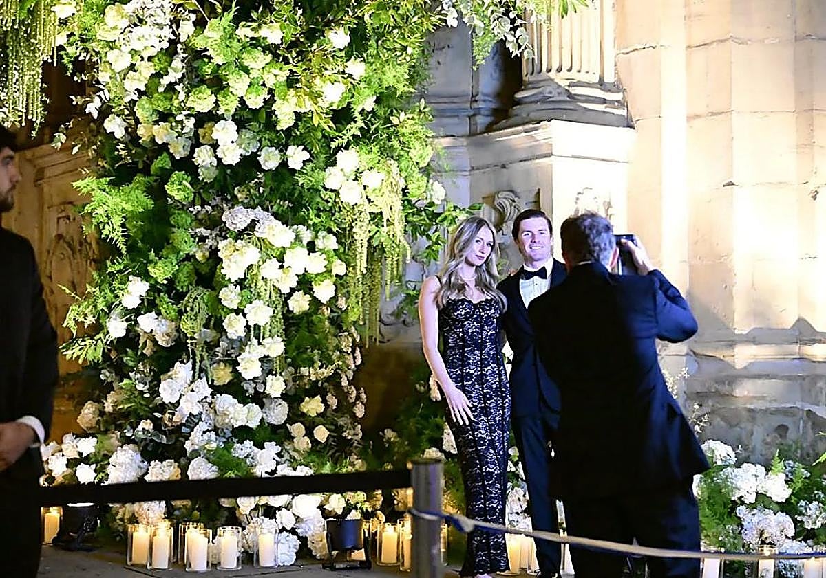 Imagen principal - Así ha sido la espectacular boda a las que asistieron los 200 neoyorquinos adinerados que aterrizaron en Loiu